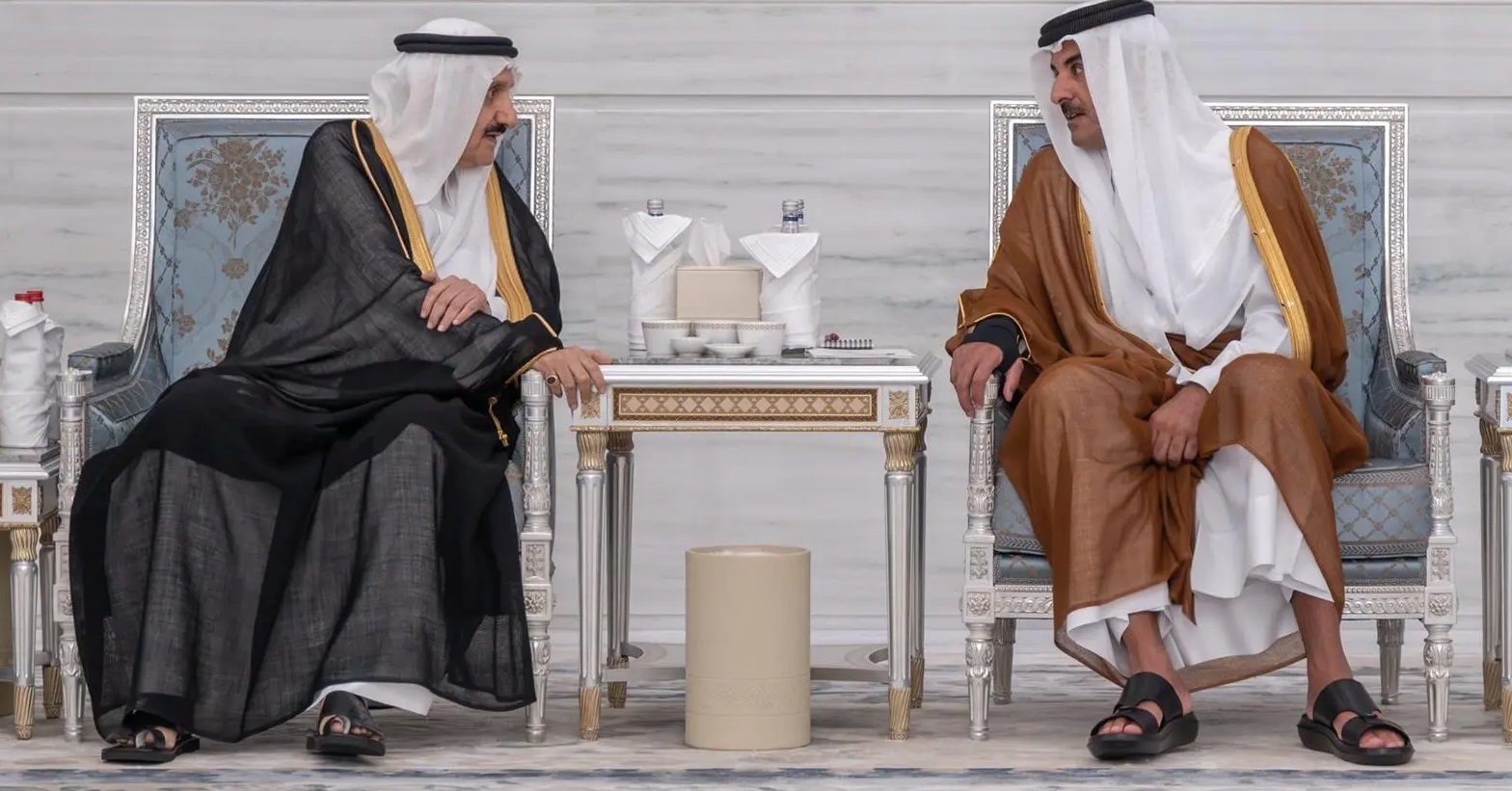 الأمير منصور بن متعب ينقل تعازي القيادة لأمير قطر في وفاة الأمير الوالد