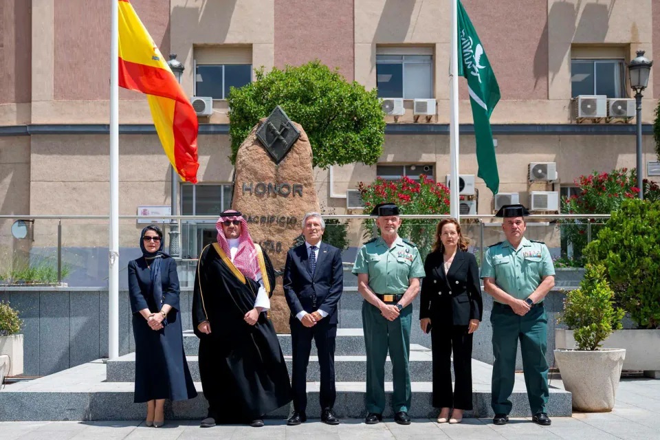 وزير الداخلية يبحث التعاون الأمني مع نظيره الإسباني في مدريد