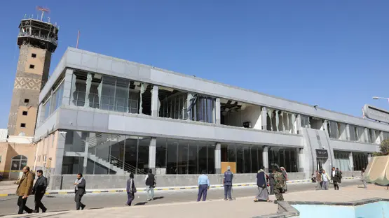 وزارة الدفاع اليمنية تطلب إخلاء مطار صنعاء
