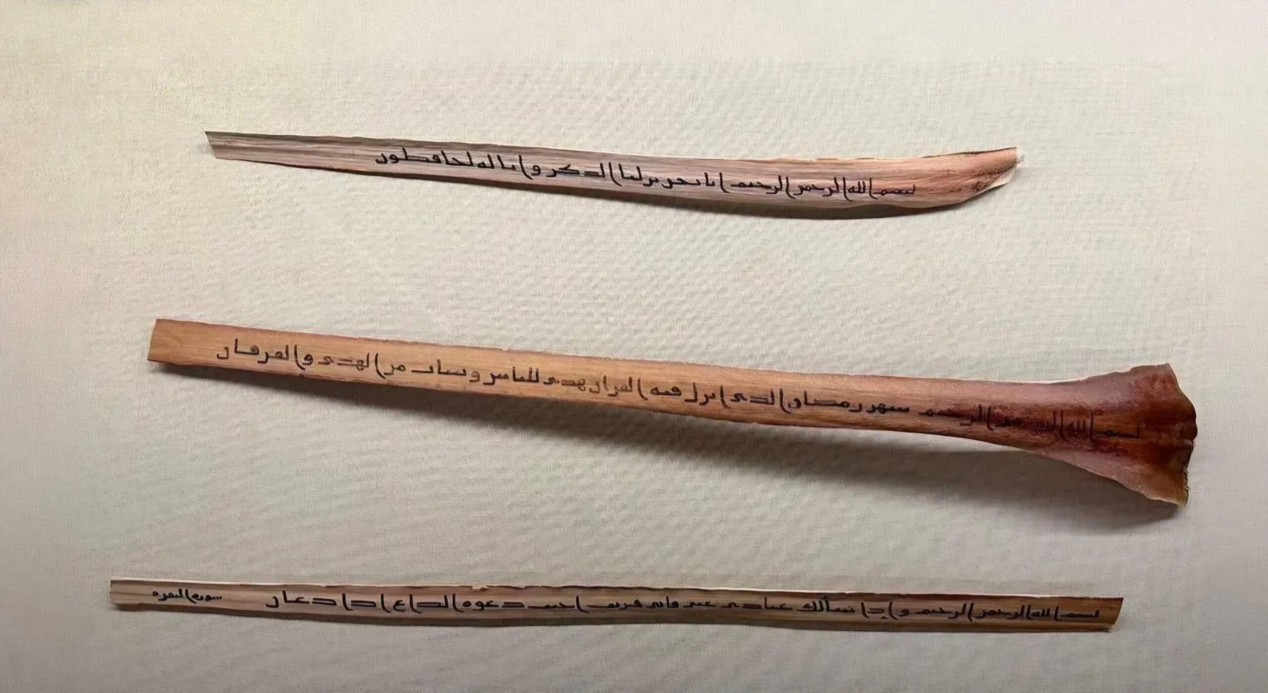 من الأديم إلى سعف النخيل والعظام.. متحف القرآن الكريم يوثق وسائل تدوين الوحي الأولى