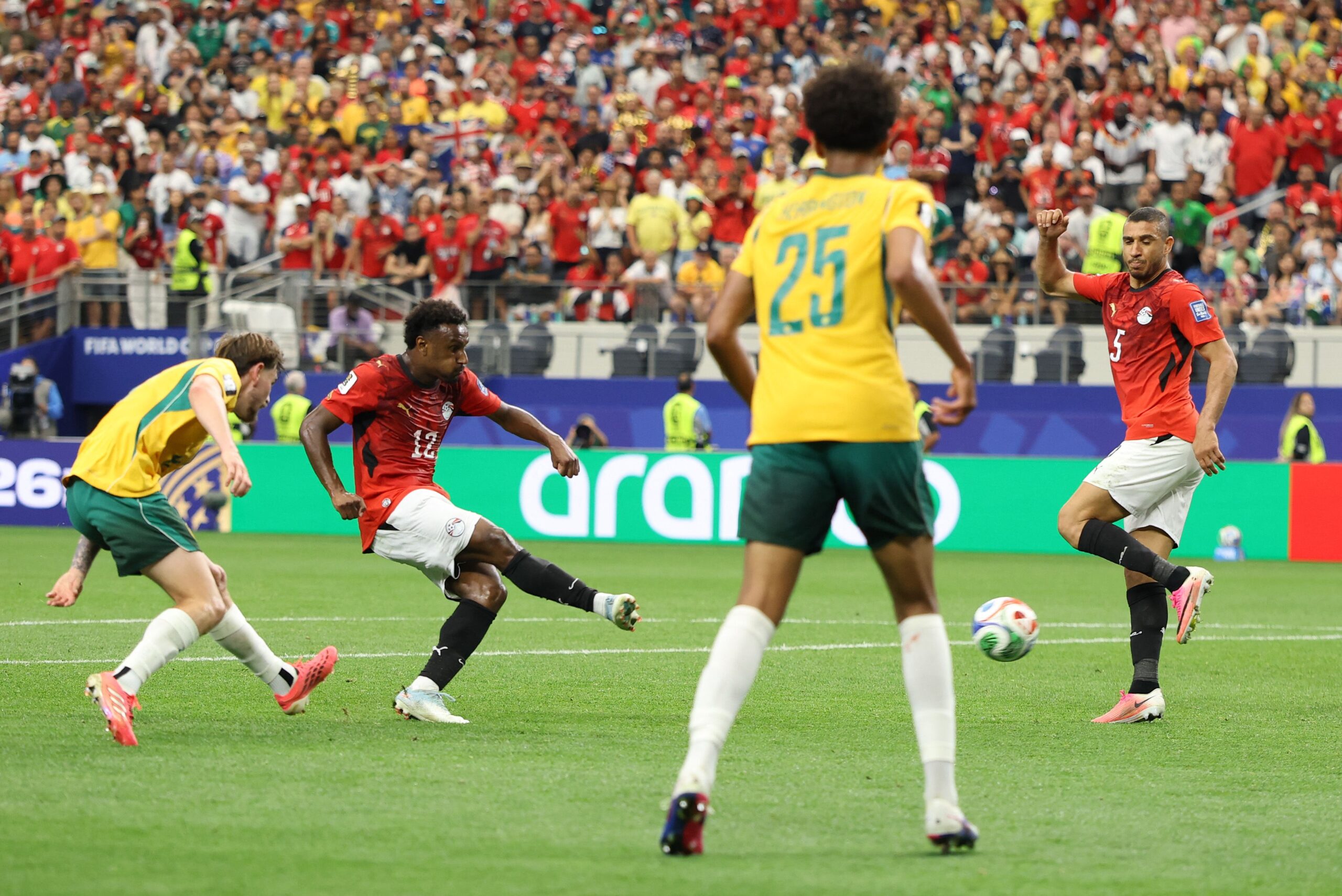 منتخب مصر يفوز على أستراليا ويتأهل لثمن نهائي المونديال للمرة الأولى في التاريخ مصر وأستراليا