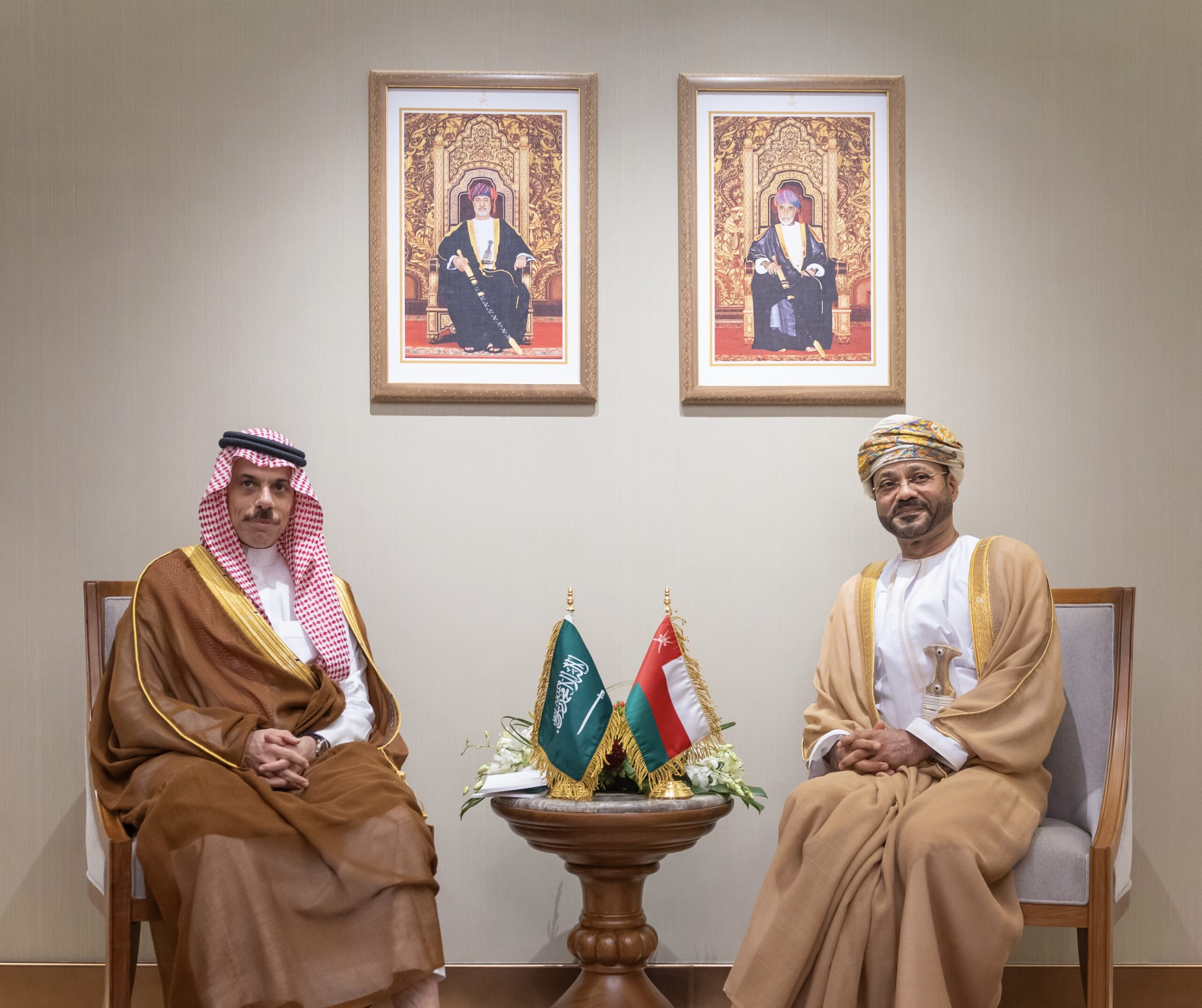 مباحثات سعودية – عُمانية لتعزيز التعاون الاقتصادي والربط اللوجستي