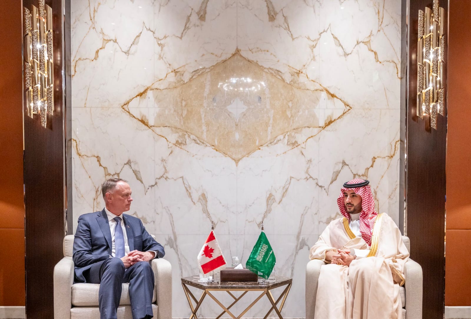 وزير الدفاع يبحث مع نظيره الكندي تعزيز التعاون العسكري