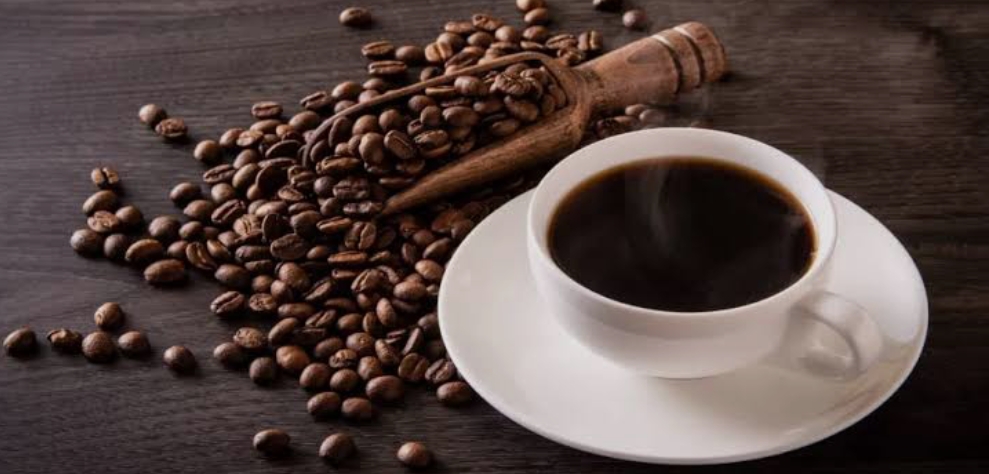 خبراء يحذرون من تناول القهوة السوداء والفواكه والحليب على معدة فارغة