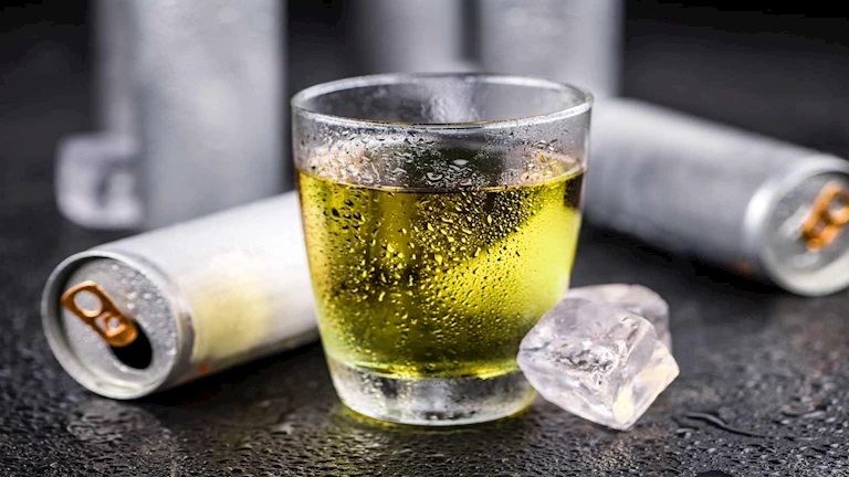 مشروبات الطاقة.. كيف يؤثر استهلاكها على صحتك؟
