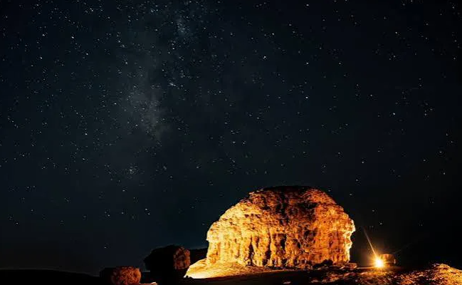 مثلث الصيف يزين سماء الحدود الشمالية في مشهد فلكي بديع