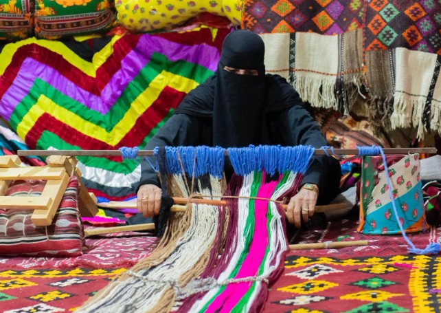 من السدو إلى العطور.. حرفيات الحدود الشمالية يحيين الموروث عبر السوق الشعبي