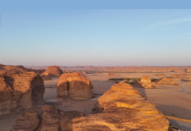 صخرة الفيل بالعلا.. وجهة صيفية تجمع الاسترخاء والمغامرة في قلب الطبيعة