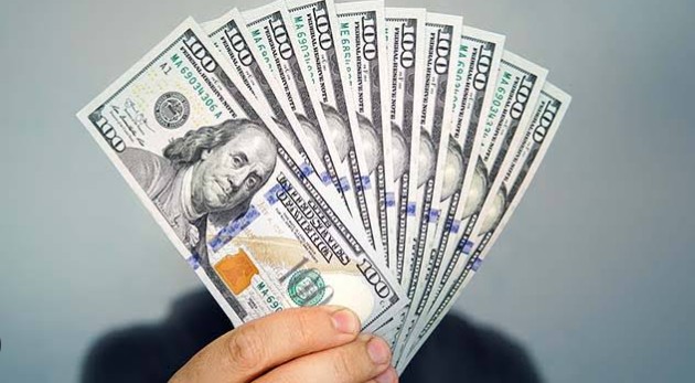 الدولار يهبط مع انحسار توقعات رفع الفائدة بعد بيانات التضخم الأمريكية