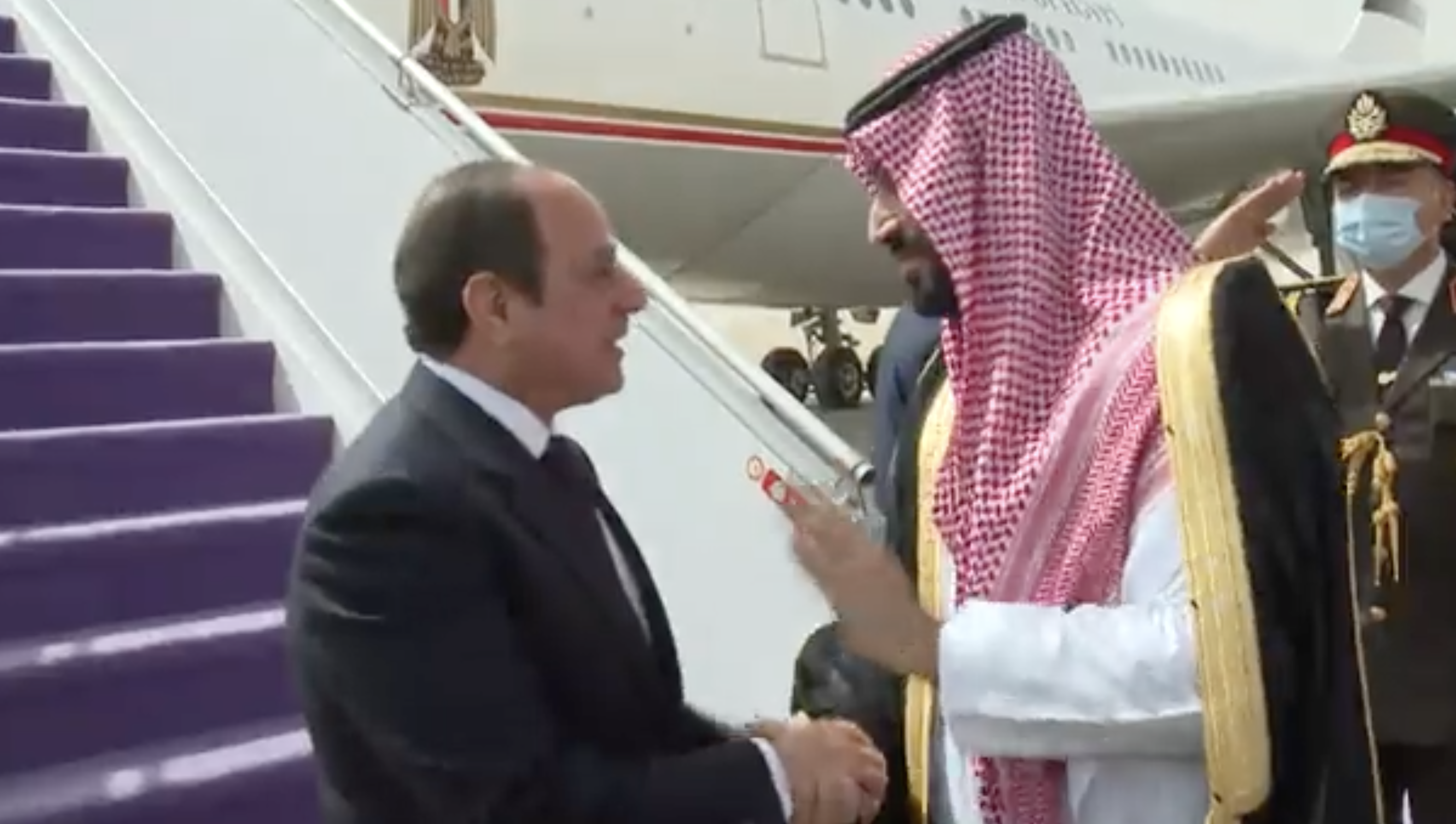 الرئيس السيسي يصل السعودية وولي العهد في استقباله
