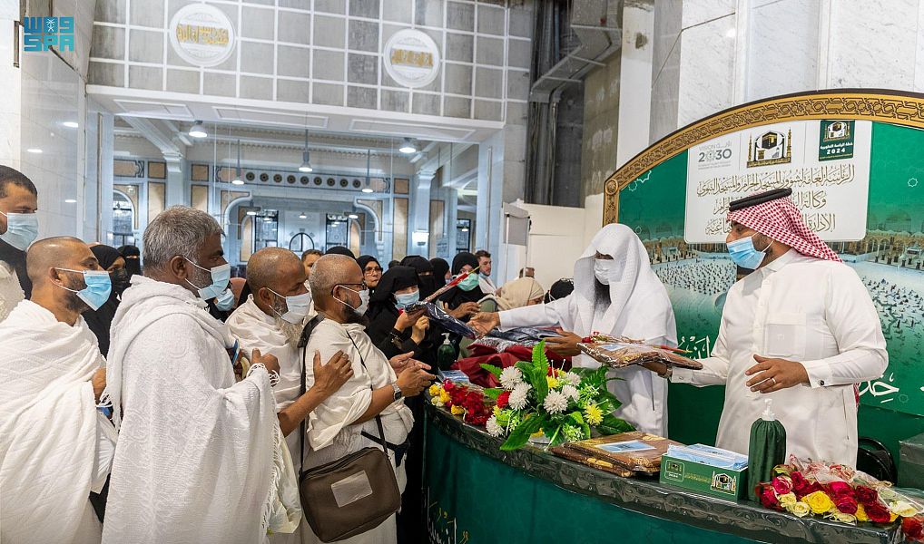 توزيع الهدايا على قاصدي المسجد الحرام