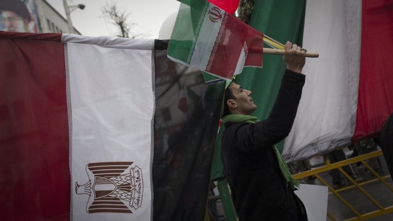 صورة لشخص يحمل أعلام مصر وإيران - أرشيفية