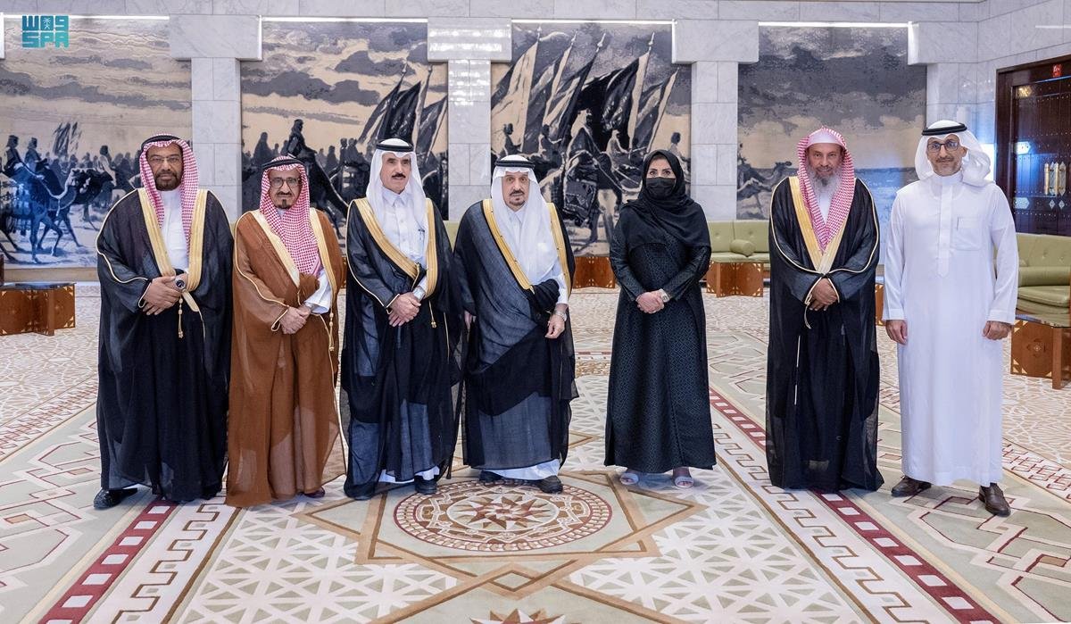 أمير الرياض يستقبل رئيس جمعية المتقاعدين