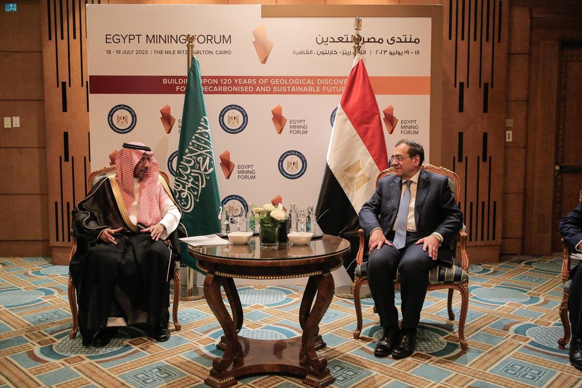 وزير الصناعة والثروة المعدنية يلتقي وزير البترول المصري