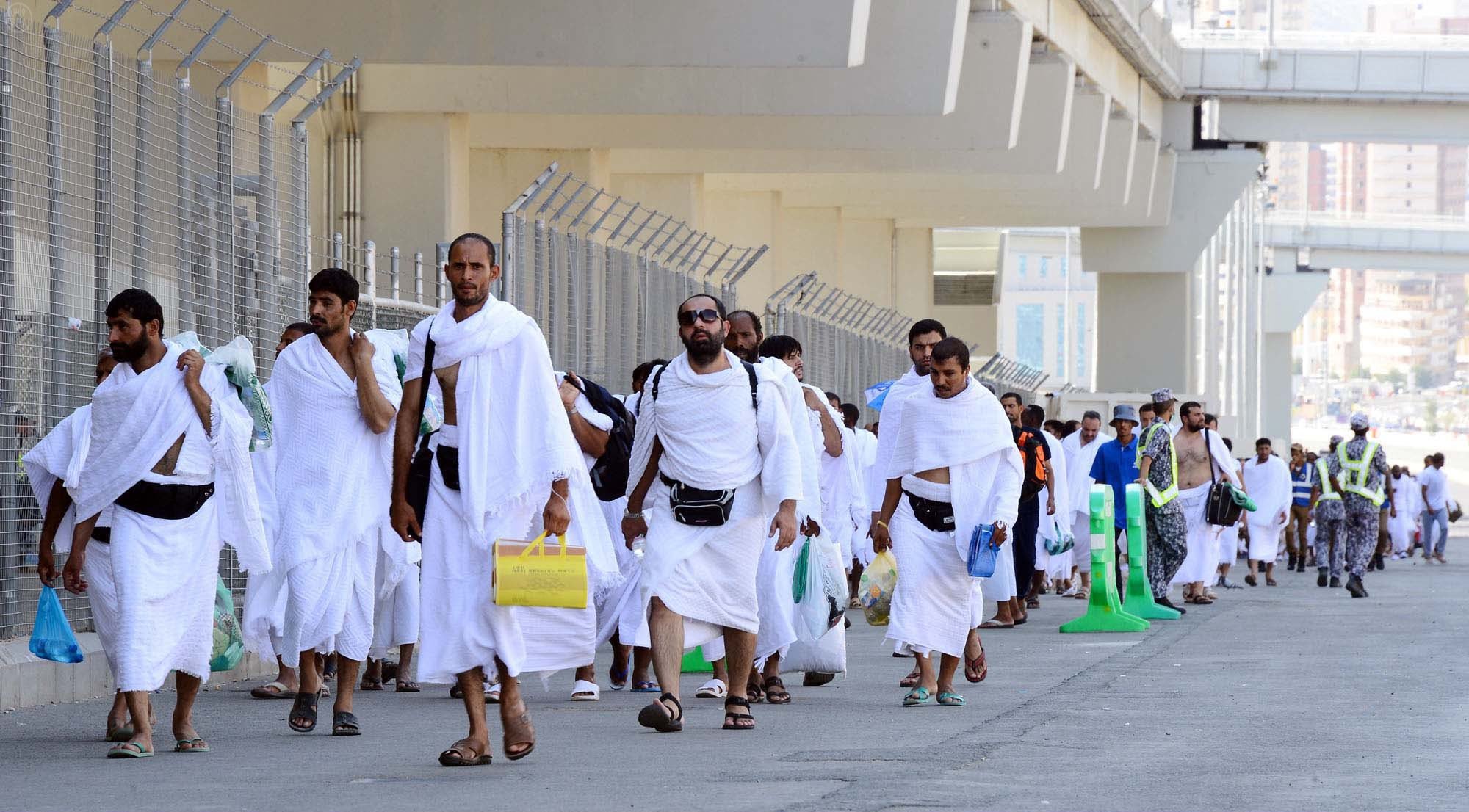 حجاج يصلون إلى المدينة المنورة