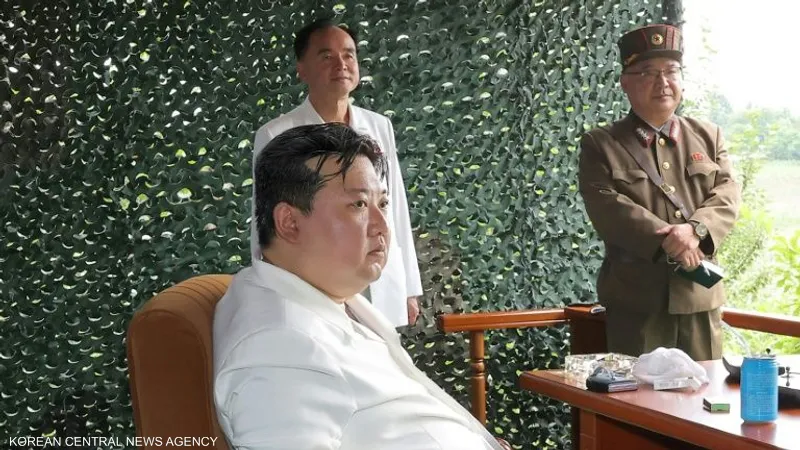 زعيم كوريا الشمالية كيم جونغ أون وإلى جانبه هاتفه