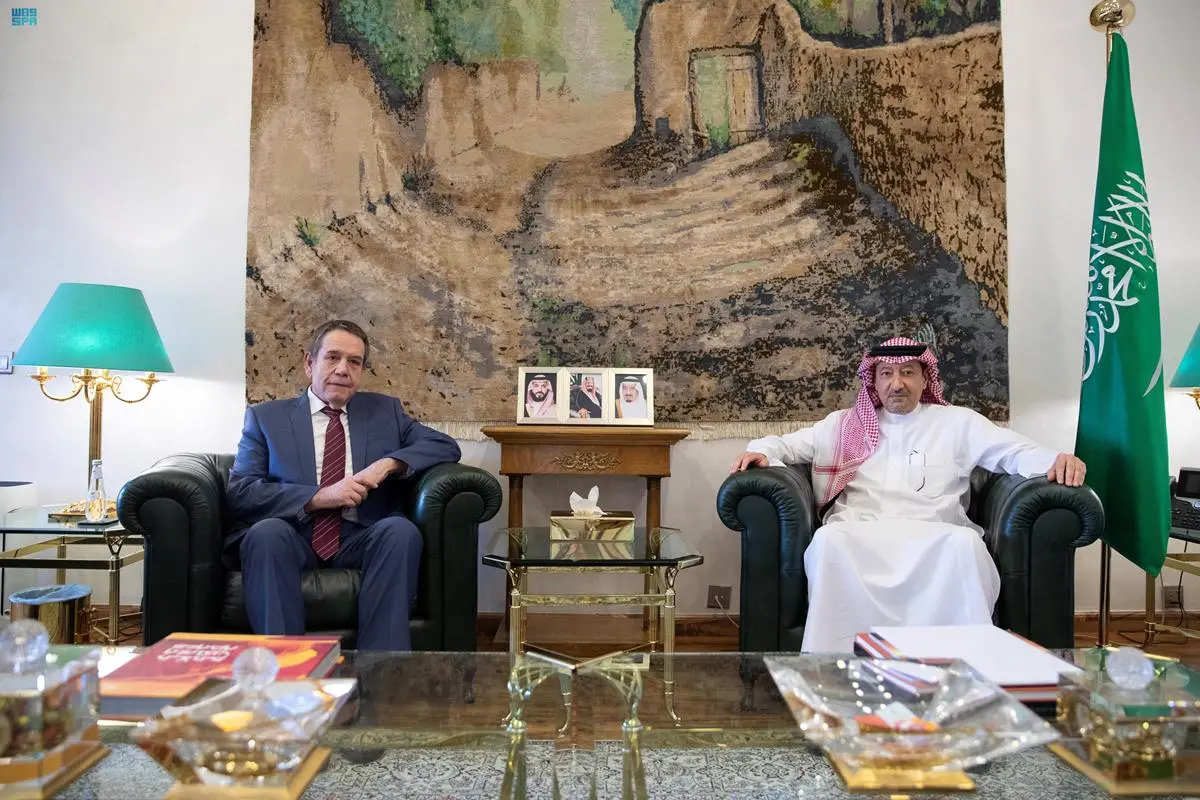 نائب وزير الخارجية وليد بن عبد الكريم الخريجي مع سفير روسيا الاتحادية لدى السعودية سيرجي كوزلوف