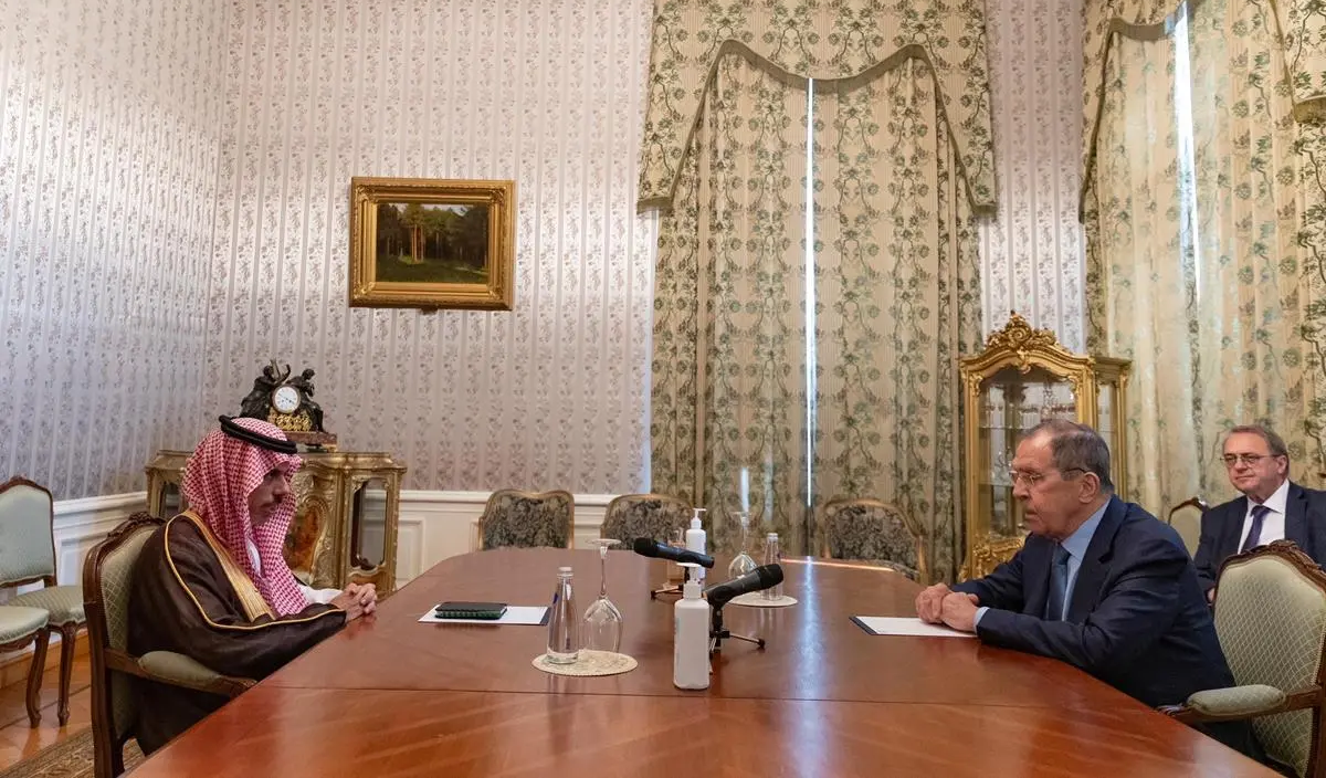 وزير الخارجية يلتقي وزير خارجية روسيا