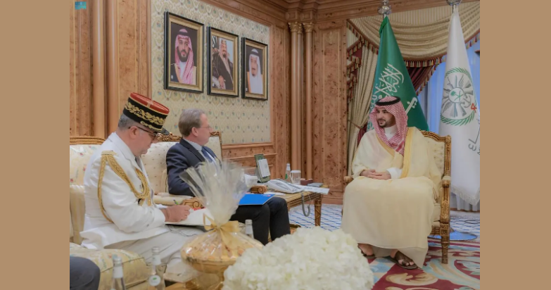 وزير الدفاع الأمير خالد بن سلمان بن عبدالعزيز يلتقي السفير الفرنسي