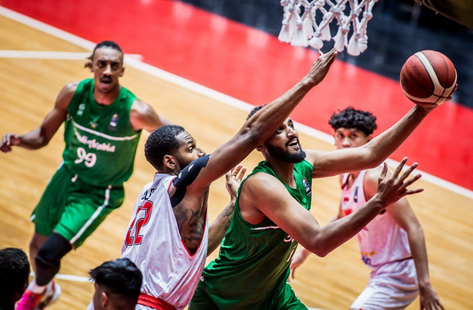 لاعبو المنتخب السعودي لكرة السلة