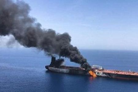 حريق سابق على سواحل إيران