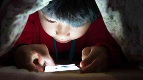 أقل من 18 عاماً في الصين يُحرمون من الإنترنت ليلاً
