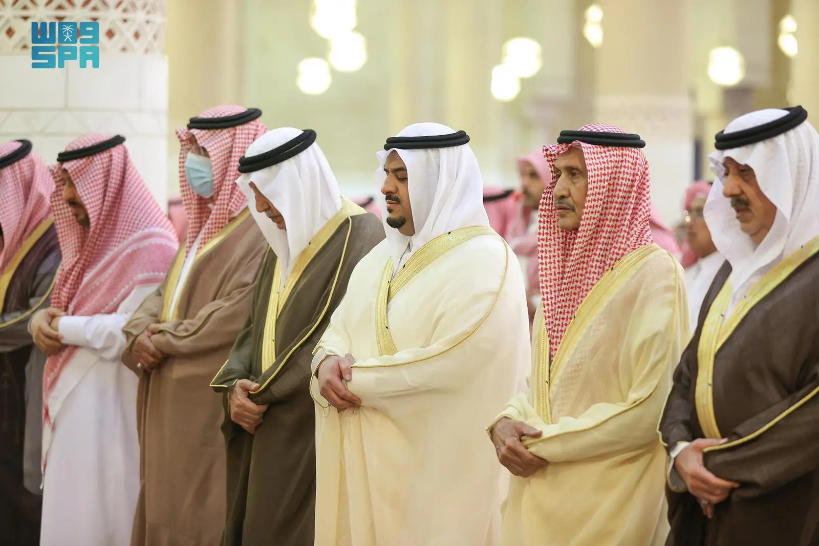 أمير منطقة الرياض يؤدي صلاة الميت على سمو الأميرة نوره بنت محمد بن عبدالعزيز بن سعود بن فيصل آل سعود