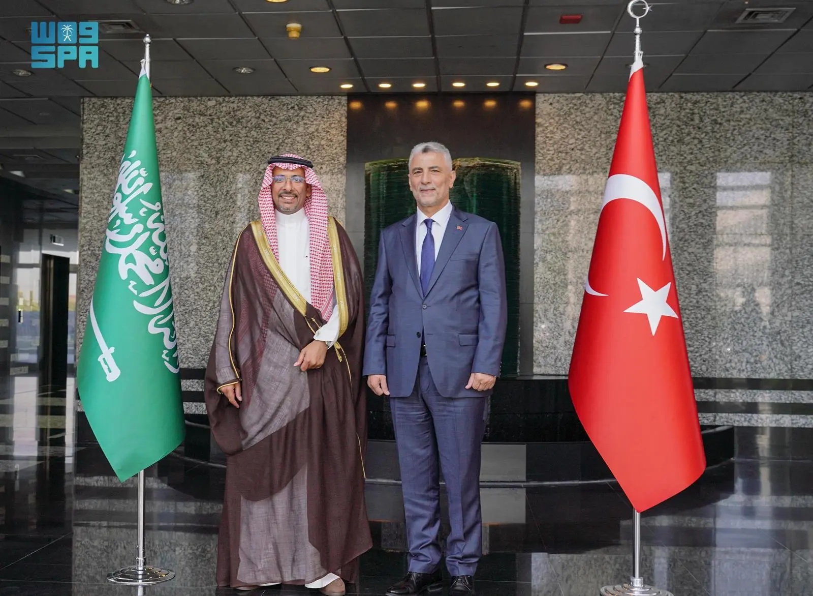 وزير الصناعة والثروة المعدنية يبدأ زيارة رسمية إلى تركيا.. ويلتقي عدداً من الوزراء ومسؤولي الحكومة التركية