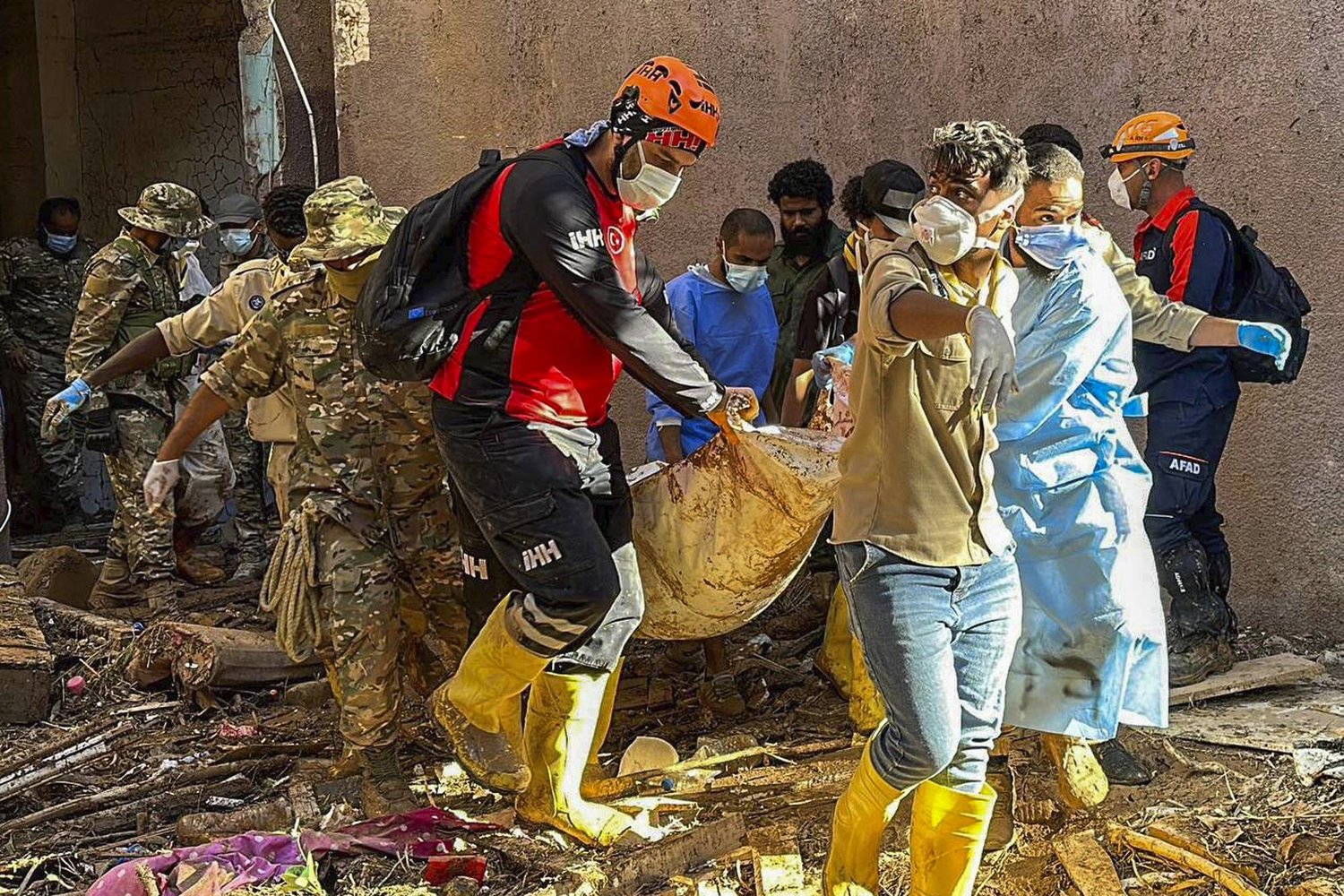 تواصل انتشال الجثث في درنة الليبية