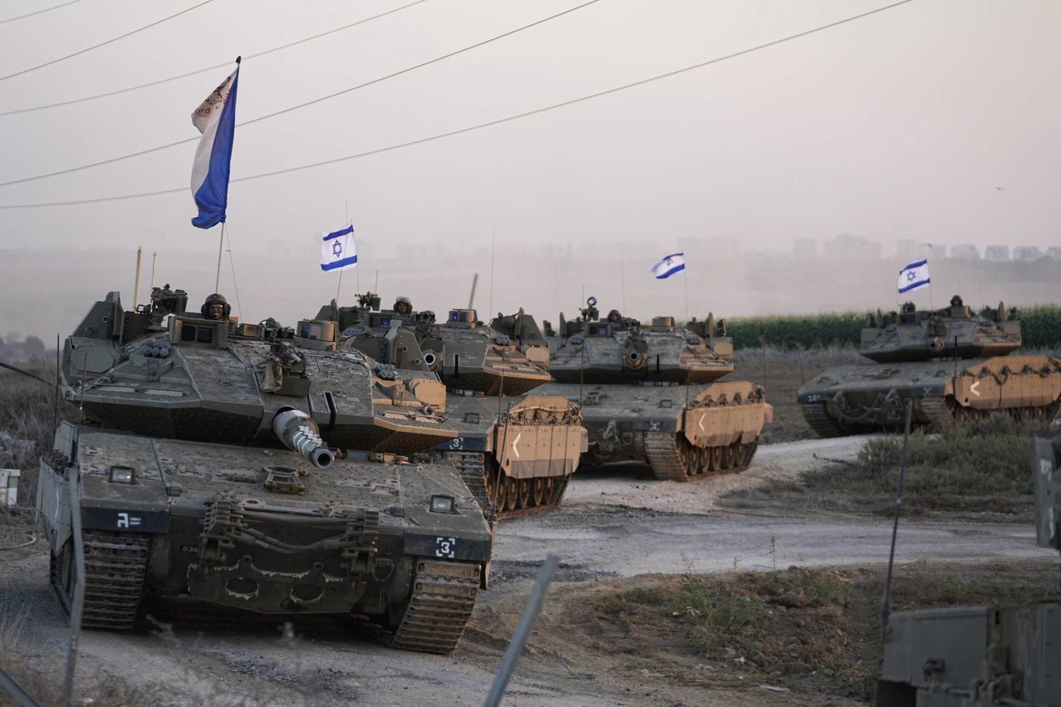 آليات إسرائيلية تصطف لاقتحام غزة بريًا