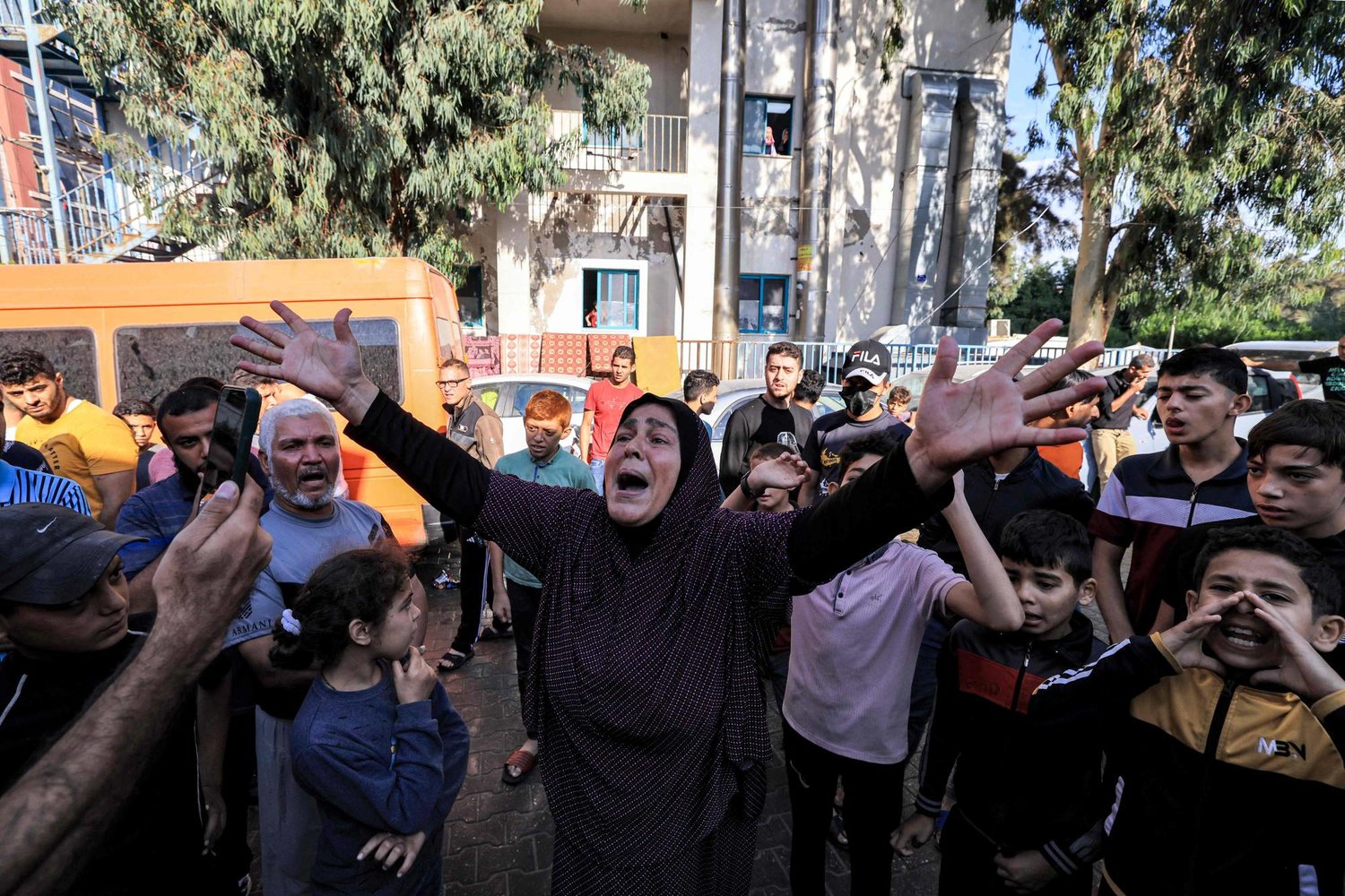 سيدة فلسطينية تبكي ضحاياها جراء قصف مستشفى المعمداني
