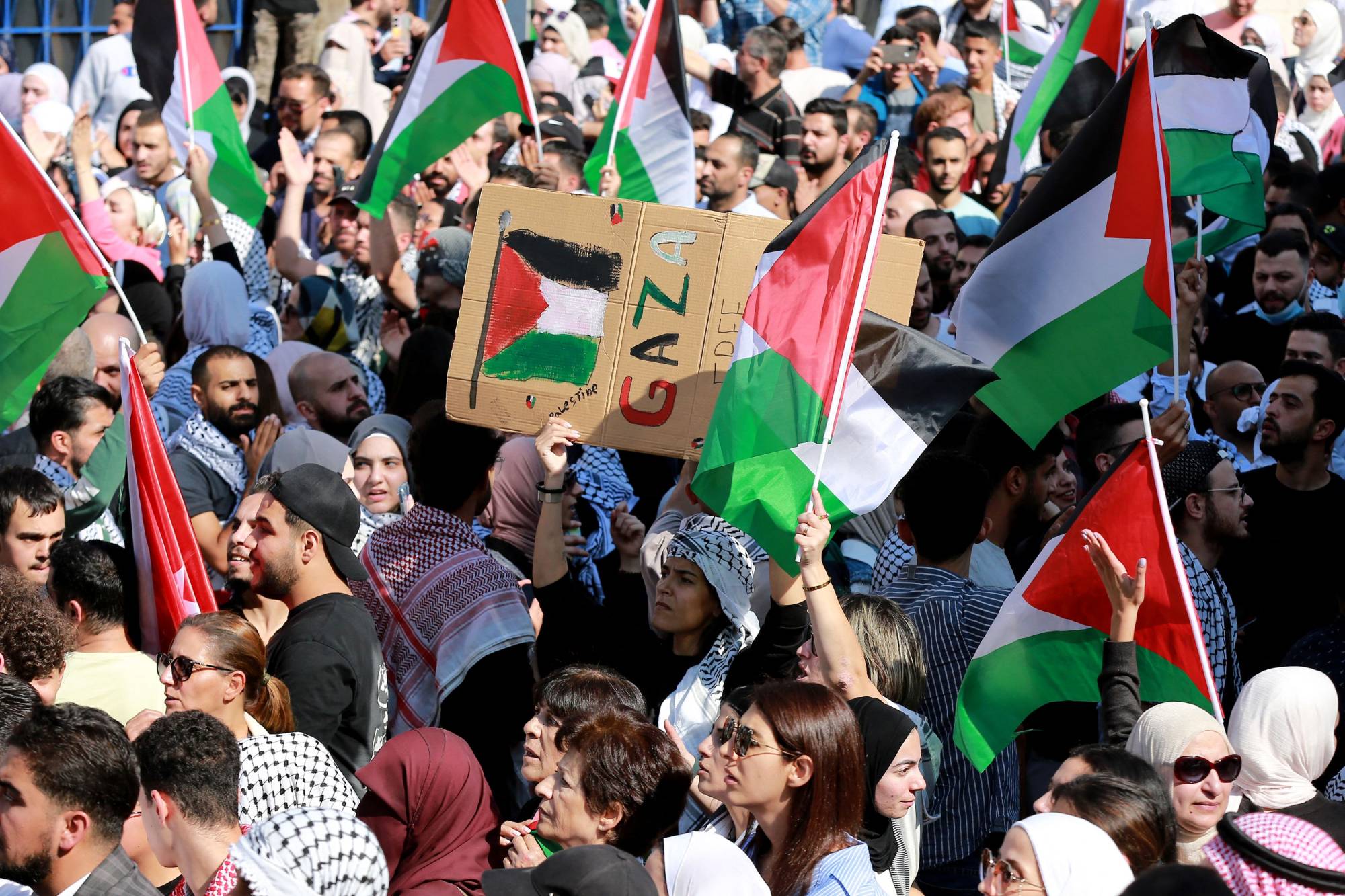 مسيرة احتجاجية بمحيط السفارة الإسرائيلية في عمان