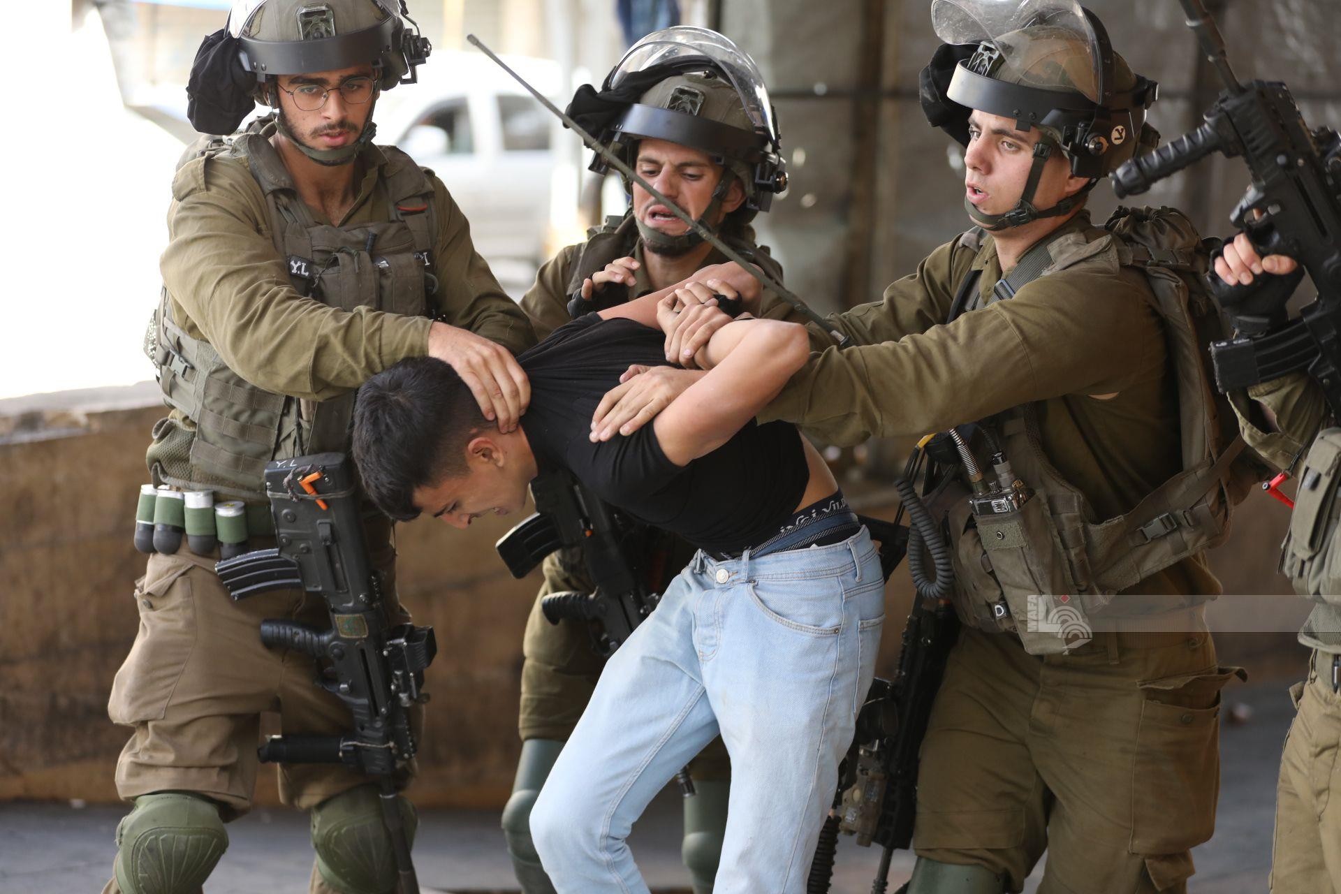 جنود الاحتلال الإسرائيلي خلال اعتقال شاب فلسطيني