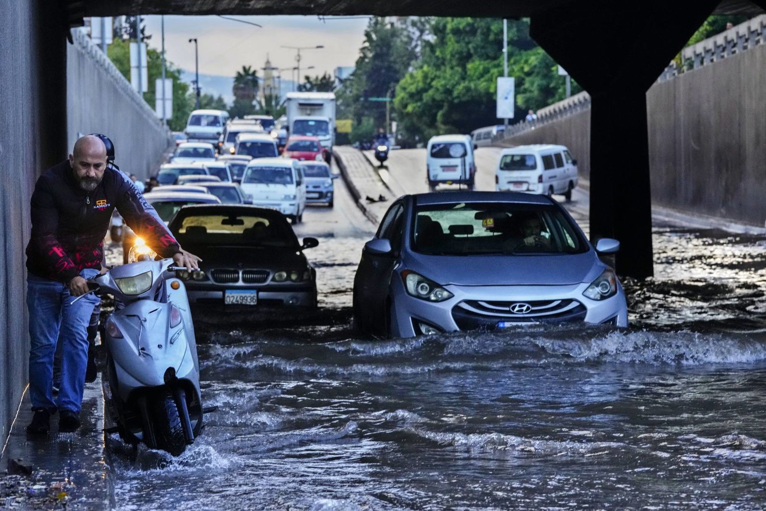 إحدى الطرق في بيروت التي غمرتها السيول