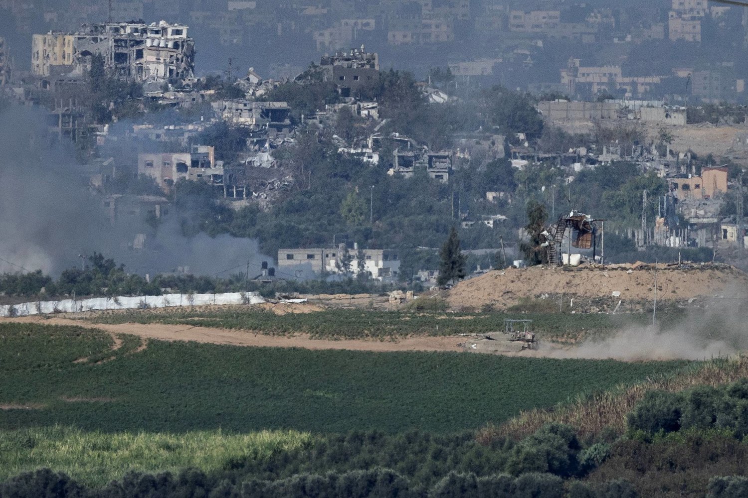 دبابة إسرائيلية تقوم بمناورة داخل قطاع غزة (رويترز)