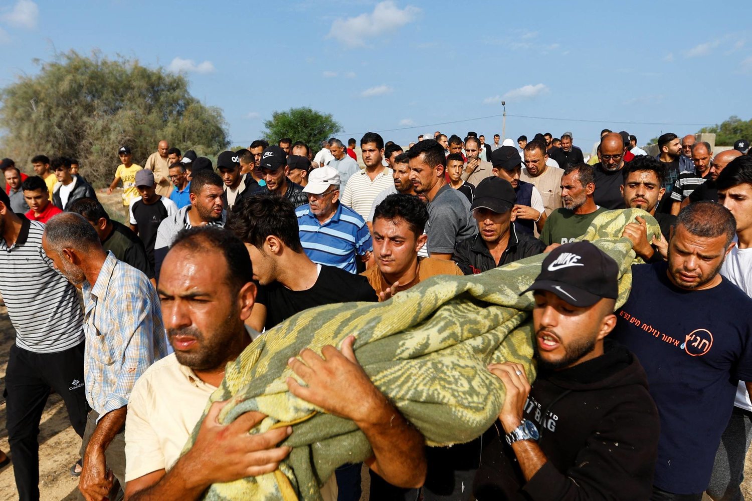 فلسطنيون يشيعون جثمان أحد الضحايا جراء القصف الإسرائيلي