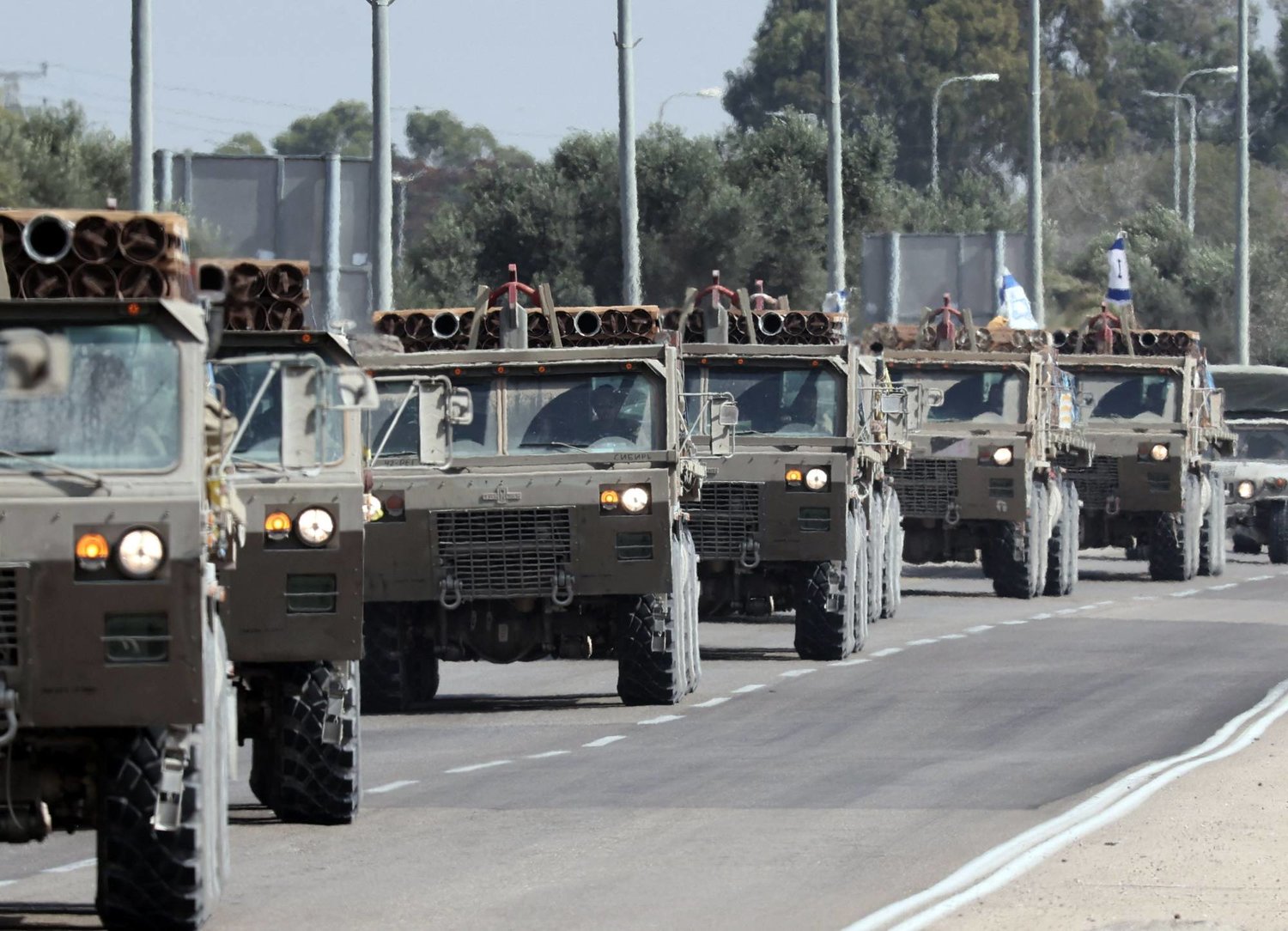 قافلة من شاحنات الجيش الإسرائيلي