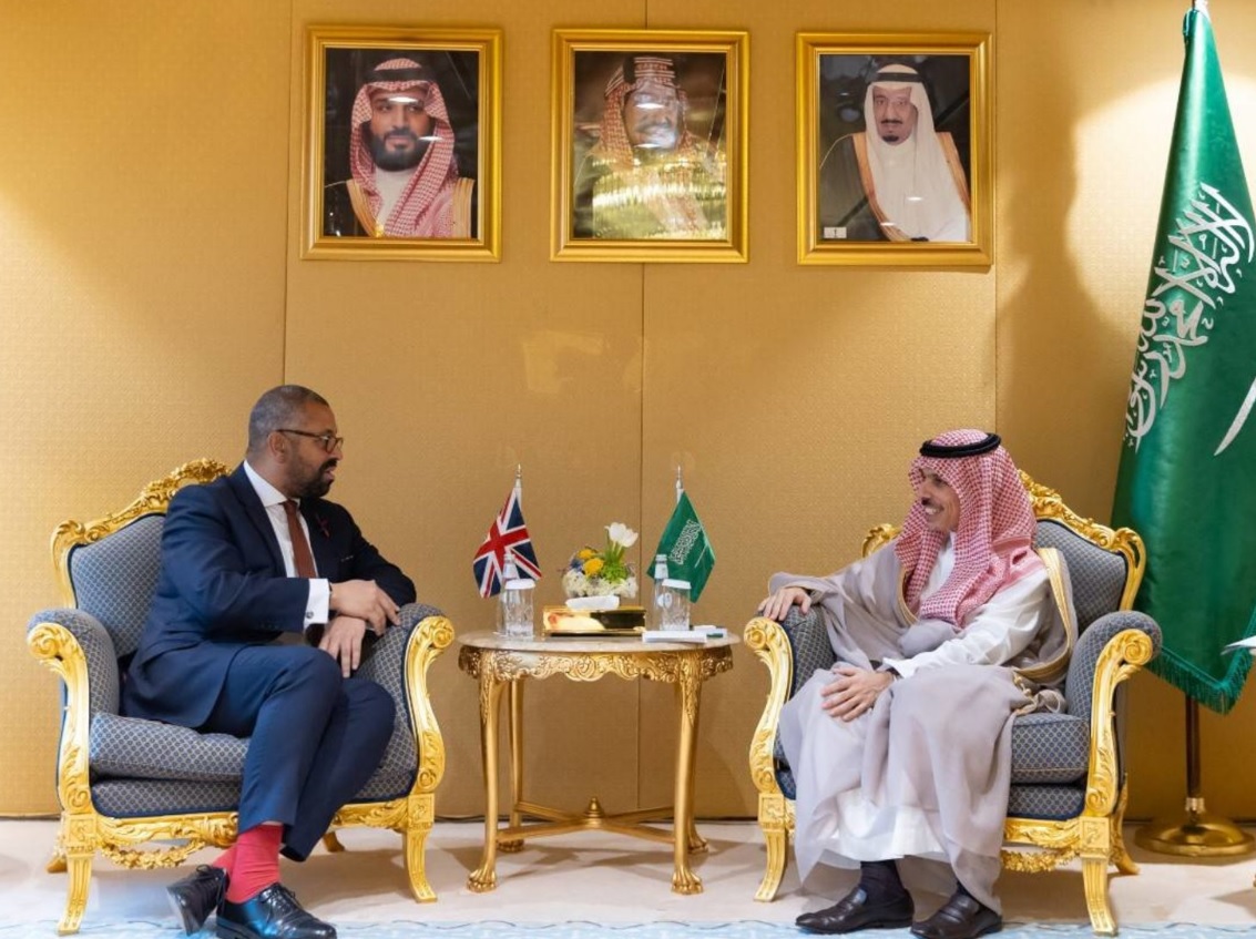 الأمير فيصل بن فرحان يلتقي وزير الخارجية البريطاني